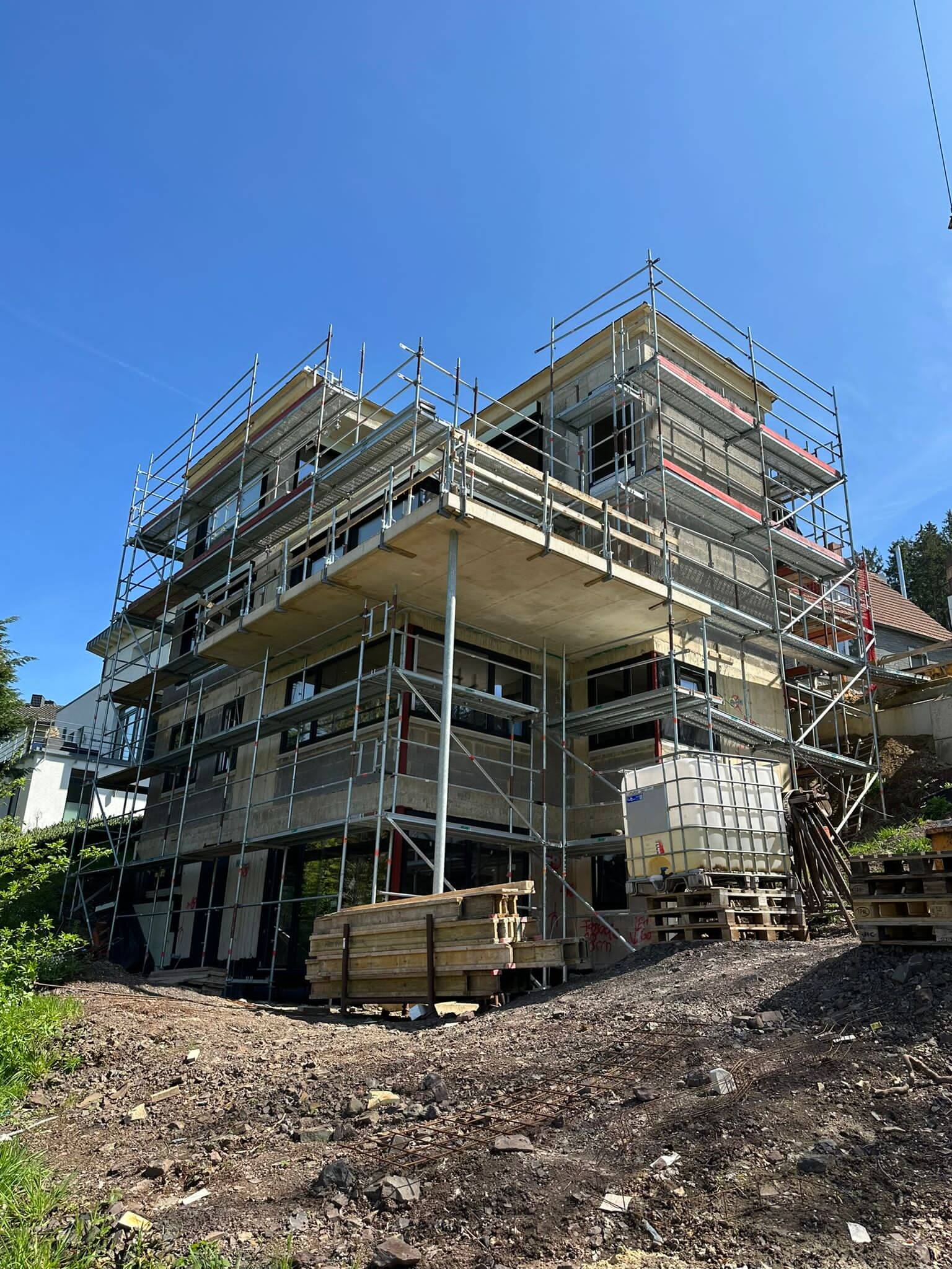 Rohbau eines Hauses auf dem lande Mehrfamilienhaus