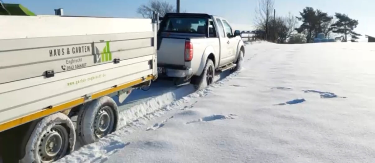 Pick Up im Winter Pick Up zieht einen Anhänger Baustellenfahrzeug